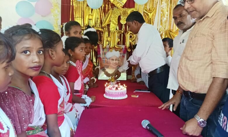 प्राथमिक विद्यालय हुंडरू में गुरुजनों के सम्मान में बच्चों ने दी सांस्कृतिक प्रस्तुतियां प्राथमिक विद्यालय हुंडरू में गुरुजनों के सम्मान में बच्चों ने दी सांस्कृतिक प्रस्तुतियां