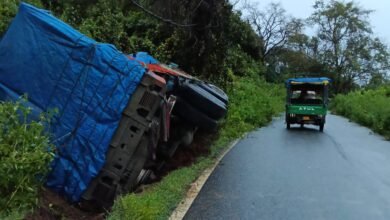 कुरुंद घाटी में ब्रेक फेल, सीमेंट लदा ट्रेलर पलटा