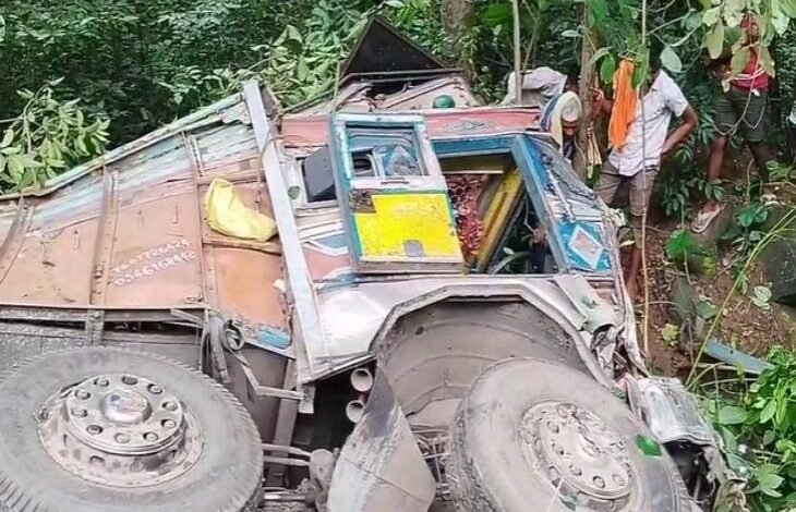 कोडरमा घाटी में भीषण सड़क हादसा, ट्रेलरों की टक्कर में चालक की मौत