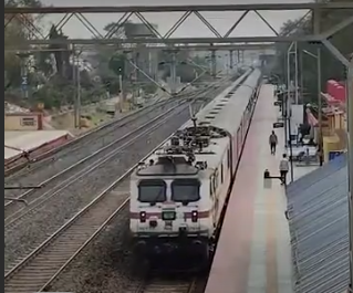 फेस्टिव सीजन में ट्रेनों में तेजी से भर रही सीटें