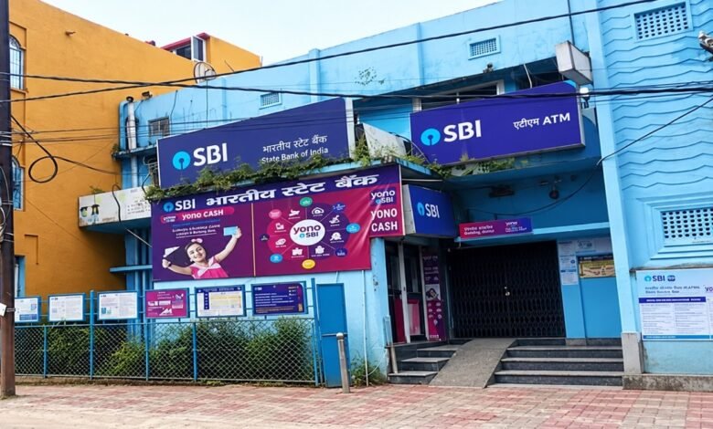 जमशेदपुर में बैंक डकैती के बाद लातेहार में बढ़ी चौकसी, शाखाओं के आसपास पुलिस गश्त तेज जमशेदपुर में बैंक डकैती के बाद लातेहार में बढ़ी चौकसी, शाखाओं के आसपास पुलिस गश्त तेज