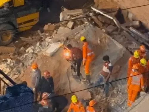 Delhi News:सत्य निकेतन में बिल्डिंग गिरने से मचा हड़कंप,50 से ज्यादा लोग थे अंदर