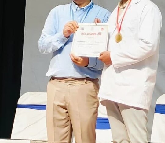 विश्व फार्मासिस्ट दिवस पर जन-स्वास्थ्य को बेहतर बनाने का संकल्प, सदर अस्पताल के फार्मासिस्ट धीरज के कार्यों की सराहना विश्व फार्मासिस्ट दिवस पर जन-स्वास्थ्य को बेहतर बनाने का संकल्प, सदर अस्पताल के फार्मासिस्ट धीरज के कार्यों की सराहना