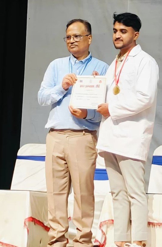 विश्व फार्मासिस्ट दिवस पर जन-स्वास्थ्य को बेहतर बनाने का संकल्प, सदर अस्पताल के फार्मासिस्ट धीरज के कार्यों की सराहना विश्व फार्मासिस्ट दिवस पर जन-स्वास्थ्य को बेहतर बनाने का संकल्प, सदर अस्पताल के फार्मासिस्ट धीरज के कार्यों की सराहना