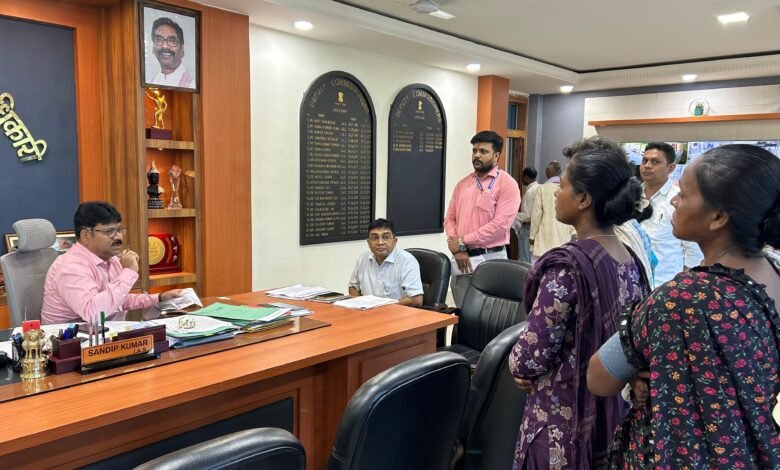 जनता की फरियाद सुन डीसी ने अधिकारियों को दिए समाधान के निर्देश जनता की फरियाद सुन डीसी ने अधिकारियों को दिए समाधान के निर्देश