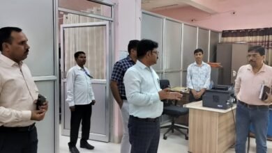 अनुमंडल कार्यालय में अचानक पहुंचे उपायुक्त, अभिलेखागार से कंट्रोल रूम तक लिया जायजा