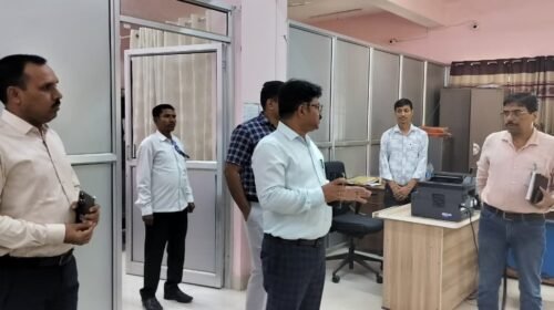 अनुमंडल कार्यालय में अचानक पहुंचे उपायुक्त, अभिलेखागार से कंट्रोल रूम तक लिया जायजा