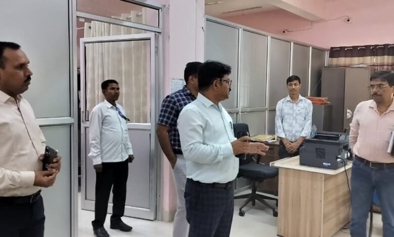 अनुमंडल कार्यालय में अचानक पहुंचे उपायुक्त, अभिलेखागार से कंट्रोल रूम तक लिया जायजा अनुमंडल कार्यालय में अचानक पहुंचे उपायुक्त, अभिलेखागार से कंट्रोल रूम तक लिया जायजा
