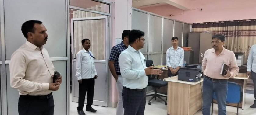 अनुमंडल कार्यालय में अचानक पहुंचे उपायुक्त, अभिलेखागार से कंट्रोल रूम तक लिया जायजा अनुमंडल कार्यालय में अचानक पहुंचे उपायुक्त, अभिलेखागार से कंट्रोल रूम तक लिया जायजा