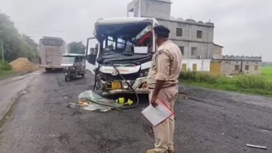 बस और ट्रक की आमने-सामने टक्कर,चालक समेत तीन घायल बस और ट्रक की आमने-सामने टक्कर,चालक समेत तीन घायल