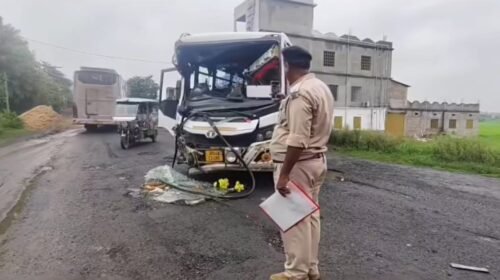 बस और ट्रक की आमने-सामने टक्कर,चालक समेत तीन घायल