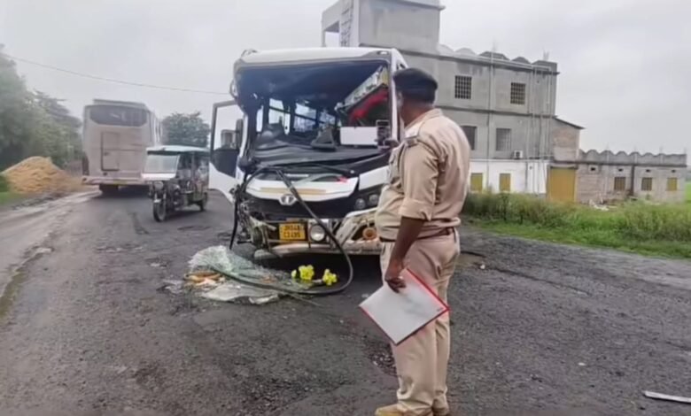 बस और ट्रक की आमने-सामने टक्कर,चालक समेत तीन घायल