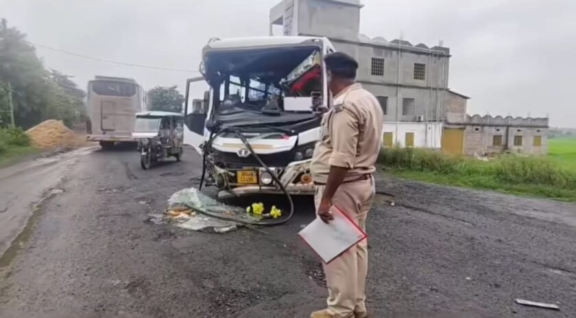 बस और ट्रक की आमने-सामने टक्कर,चालक समेत तीन घायल