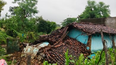 Latehar news:लगातार बारिश से घर में घुसा पानी,पीड़ित परिवार ने मुआवजे की लगाई गुहार