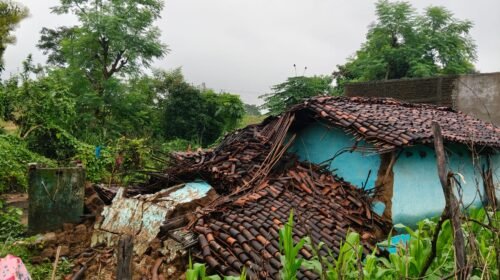 Latehar news:लगातार बारिश से घर में घुसा पानी,पीड़ित परिवार ने मुआवजे की लगाई गुहार