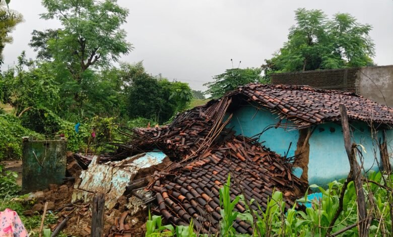 Latehar news:लगातार बारिश से घर में घुसा पानी,पीड़ित परिवार ने मुआवजे की लगाई गुहार