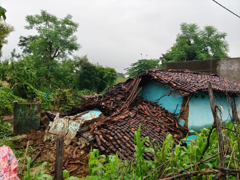 Latehar news:लगातार बारिश से घर में घुसा पानी,पीड़ित परिवार ने मुआवजे की लगाई गुहार