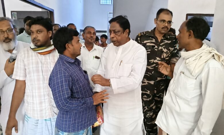 क्षेत्र भ्रमण के दौरान आलमगीर आलम ने ग्रामीणों से किया सीधा संवाद,सुनीं समस्याएं क्षेत्र भ्रमण के दौरान आलमगीर आलम ने ग्रामीणों से किया सीधा संवाद,सुनीं समस्याएं