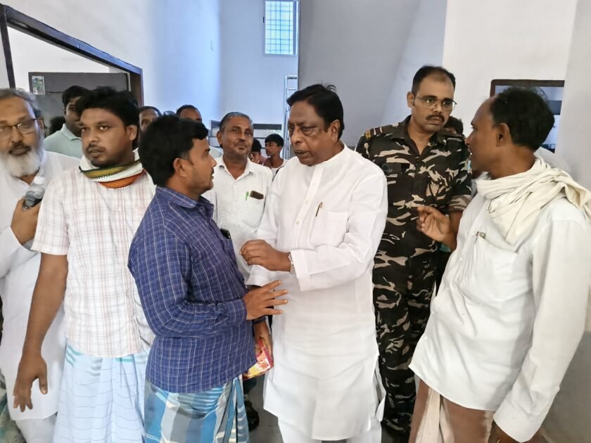 क्षेत्र भ्रमण के दौरान आलमगीर आलम ने ग्रामीणों से किया सीधा संवाद,सुनीं समस्याएं क्षेत्र भ्रमण के दौरान आलमगीर आलम ने ग्रामीणों से किया सीधा संवाद,सुनीं समस्याएं