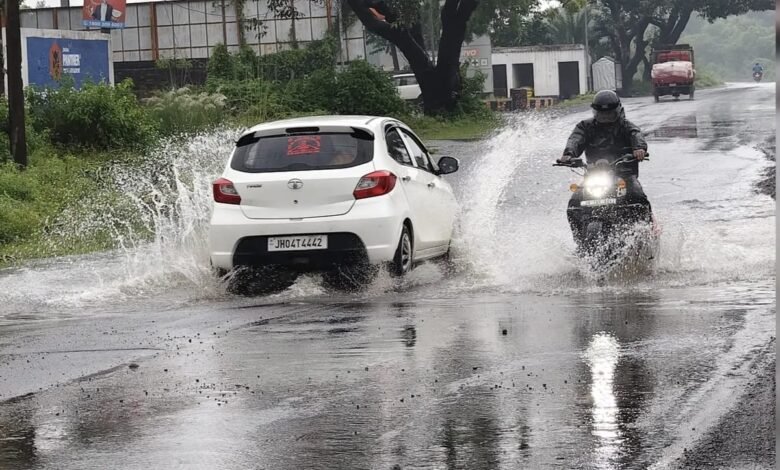 बरहरवा समेत कई प्रखंडों में झमाझम बारिश, उमस से राहत, जनजीवन प्रभावित बरहरवा समेत कई प्रखंडों में झमाझम बारिश, उमस से राहत, जनजीवन प्रभावित