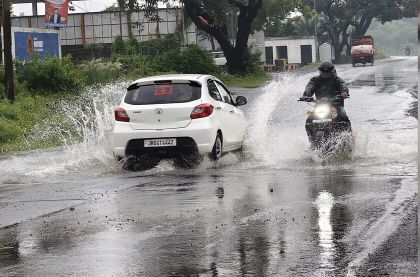 बरहरवा समेत कई प्रखंडों में झमाझम बारिश, उमस से राहत, जनजीवन प्रभावित बरहरवा समेत कई प्रखंडों में झमाझम बारिश, उमस से राहत, जनजीवन प्रभावित