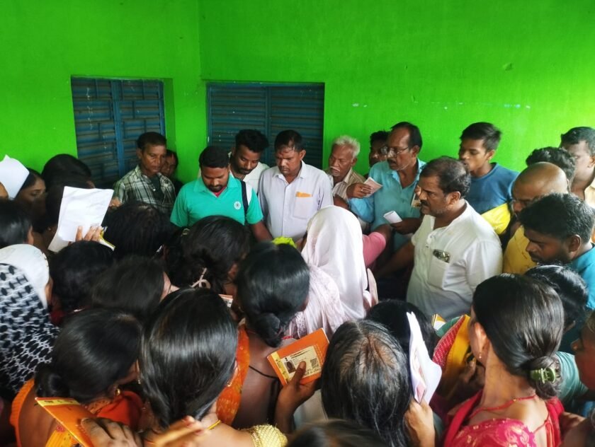 गोमिया में KYC कैंप में उमड़ी भीड़,अव्यवस्था से लोगों को परेशानी