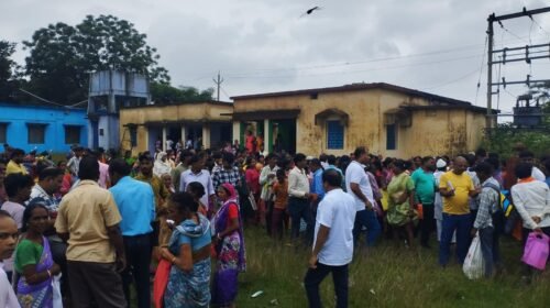 गोमिया में KYC कैंप में उमड़ी भीड़,अव्यवस्था से लोगों को परेशानी