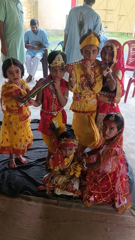 कोटालपोखर में कृष्ण जन्माष्टमी पर भव्य रूप सज्जा कार्यक्रम, नन्हें बच्चों ने बिखेरा आकर्षण कोटालपोखर में कृष्ण जन्माष्टमी पर भव्य रूप सज्जा कार्यक्रम, नन्हें बच्चों ने बिखेरा आकर्षण