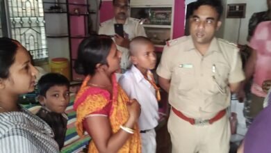 राजमहल में बर्तन बदलने के बहाने घर में घुसी महिला ने लाखों के जेवरात उड़ाए, पाउडर छिड़कने का आरोप राजमहल में बर्तन बदलने के बहाने घर में घुसी महिला ने लाखों के जेवरात उड़ाए, पाउडर छिड़कने का आरोप