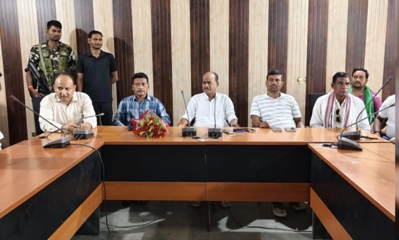 पतना में पंकज मिश्रा ने सुनीं जनसमस्याएं, जर्जर सड़क व बिजली व्यवस्था पर दिए सख्त निर्देश पतना में पंकज मिश्रा ने सुनीं जनसमस्याएं, जर्जर सड़क व बिजली व्यवस्था पर दिए सख्त निर्देश