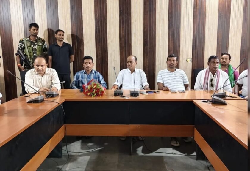 पतना में पंकज मिश्रा ने सुनीं जनसमस्याएं, जर्जर सड़क व बिजली व्यवस्था पर दिए सख्त निर्देश पतना में पंकज मिश्रा ने सुनीं जनसमस्याएं, जर्जर सड़क व बिजली व्यवस्था पर दिए सख्त निर्देश