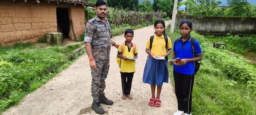 लातेहार: गारु के भीतर पंडरा में पुलिस की जन-जागरूकता बैठक,बच्चों को बांटी पढ़ाई सामग्री