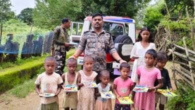 लातेहार: गारु के भीतर पंडरा में पुलिस की जन-जागरूकता बैठक,बच्चों को बांटी पढ़ाई सामग्री लातेहार: गारु के भीतर पंडरा में पुलिस की जन-जागरूकता बैठक,बच्चों को बांटी पढ़ाई सामग्री
