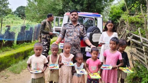 लातेहार: गारु के भीतर पंडरा में पुलिस की जन-जागरूकता बैठक,बच्चों को बांटी पढ़ाई सामग्री