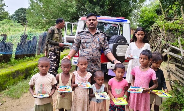 लातेहार: गारु के भीतर पंडरा में पुलिस की जन-जागरूकता बैठक,बच्चों को बांटी पढ़ाई सामग्री