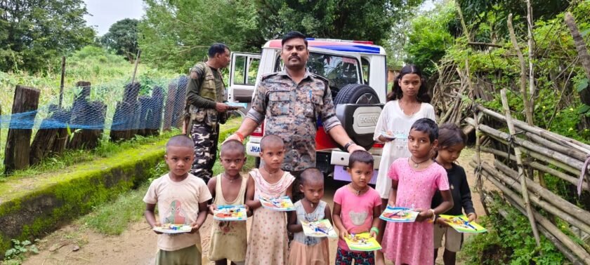 लातेहार: गारु के भीतर पंडरा में पुलिस की जन-जागरूकता बैठक,बच्चों को बांटी पढ़ाई सामग्री