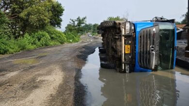 मिर्जाचौकी-रक्सी सड़क पर छरी लदा ट्रक पलटा, जर्जर सड़क पर फिर उठे सवाल मिर्जाचौकी-रक्सी सड़क पर छरी लदा ट्रक पलटा, जर्जर सड़क पर फिर उठे सवाल