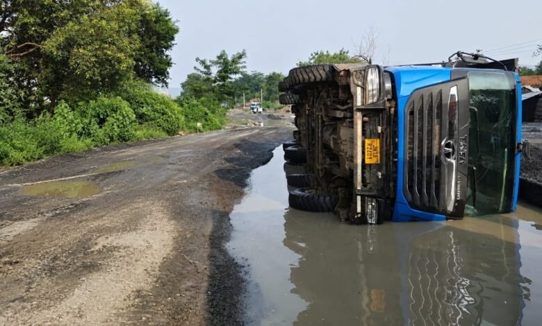 मिर्जाचौकी-रक्सी सड़क पर छरी लदा ट्रक पलटा, जर्जर सड़क पर फिर उठे सवाल