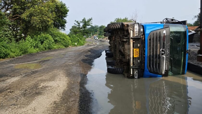 मिर्जाचौकी-रक्सी सड़क पर छरी लदा ट्रक पलटा, जर्जर सड़क पर फिर उठे सवाल