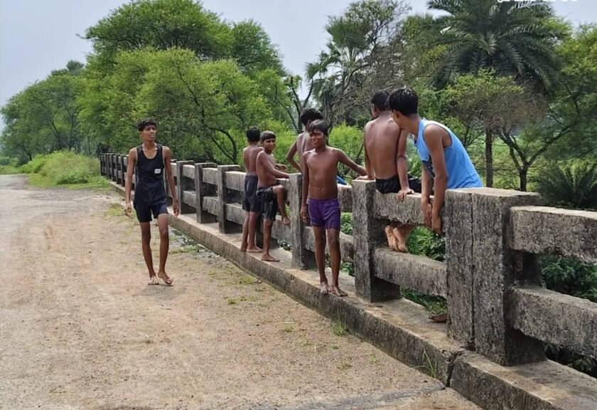 गुमानी नदी उफान पर, पुल से छलांग लगाकर जान जोखिम में डाल रहे बच्चे,हादसे की आशंका बढ़ी