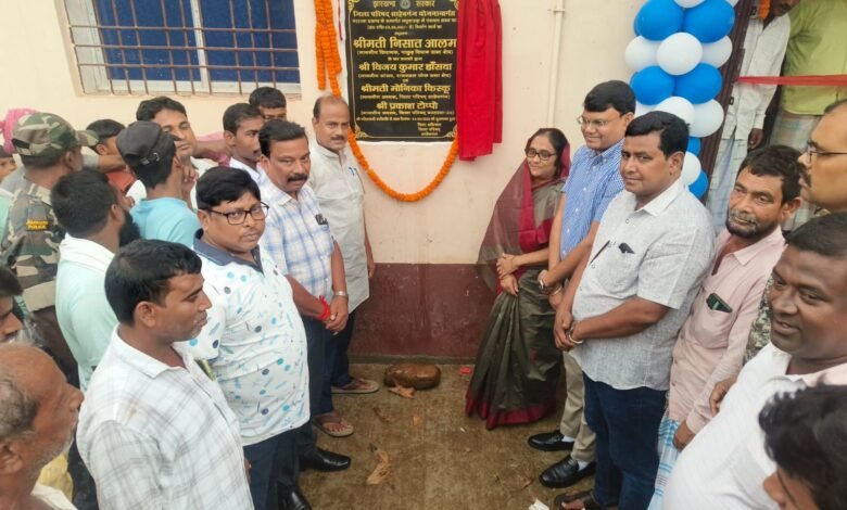 मधुवापाड़ा में पंचायत भवन निर्माण कार्य का विधायक निसात आलम ने किया उद्घाटन