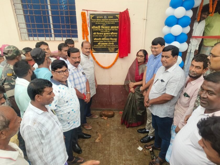 मधुवापाड़ा में पंचायत भवन निर्माण कार्य का विधायक निसात आलम ने किया उद्घाटन