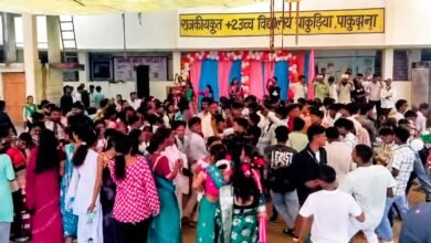 शिक्षक दिवस पर ‘लॉलीपॉप लागेलू’ गाने पर डांस का वीडियो वायरल, पाकुड़िया स्कूल की गरिमा पर उठे सवाल शिक्षक दिवस पर ‘लॉलीपॉप लागेलू’ गाने पर डांस का वीडियो वायरल, पाकुड़िया स्कूल की गरिमा पर उठे सवाल