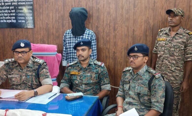 TSPC संगठन से जुड़े कुख्यात आरोपी रोहन गिरफ्तार,हथियार बरामद TSPC संगठन से जुड़े कुख्यात आरोपी रोहन गिरफ्तार,हथियार बरामद