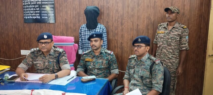 TSPC संगठन से जुड़े कुख्यात आरोपी रोहन गिरफ्तार,हथियार बरामद TSPC संगठन से जुड़े कुख्यात आरोपी रोहन गिरफ्तार,हथियार बरामद