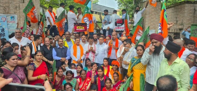 भर्ती घोटालों के खिलाफ भाजपा का डीसी कार्यालय घेराव,सीबीआई जांच की मांग भर्ती घोटालों के खिलाफ भाजपा का डीसी कार्यालय घेराव,सीबीआई जांच की मांग
