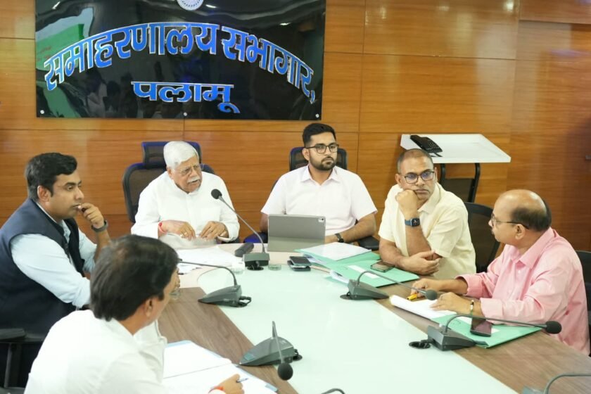 सांसद विष्णु दयाल राम ने सड़क परियोजनाओं की समीक्षा की, एक सप्ताह में रेड़मा-चियांकी के गड्ढे भरने का निर्देश