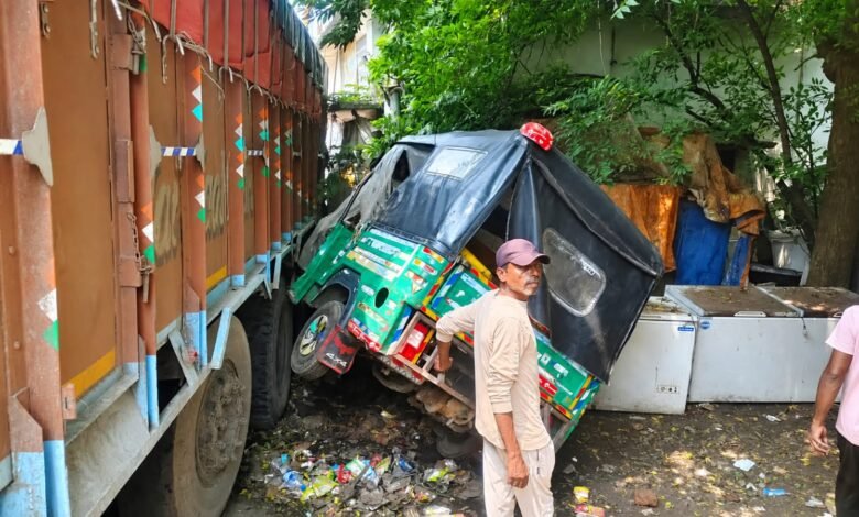 तीनपहाड़ स्टैंड बैंक मोड़ पर बड़ा हादसा टला: 12 चकिया वाहन का ब्रेक फेल,ऑटो से टक्कर तीनपहाड़ स्टैंड बैंक मोड़ पर बड़ा हादसा टला: 12 चकिया वाहन का ब्रेक फेल,ऑटो से टक्कर