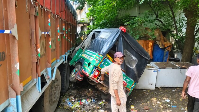 तीनपहाड़ स्टैंड बैंक मोड़ पर बड़ा हादसा टला: 12 चकिया वाहन का ब्रेक फेल,ऑटो से टक्कर तीनपहाड़ स्टैंड बैंक मोड़ पर बड़ा हादसा टला: 12 चकिया वाहन का ब्रेक फेल,ऑटो से टक्कर