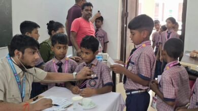 पूर्व रेलवे हाई स्कूल,साहिबगंज में प्राथमिक छात्रों का स्वास्थ्य परीक्षण आयोजित